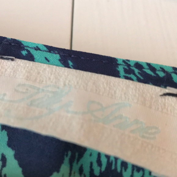 Patterned wrap blouse - Picture 2 of 2